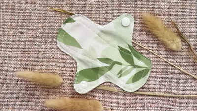 Щоденна прокладка біла із зеленим листям