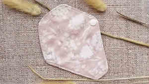 Щоденна прокладка білі квіти на рожевому